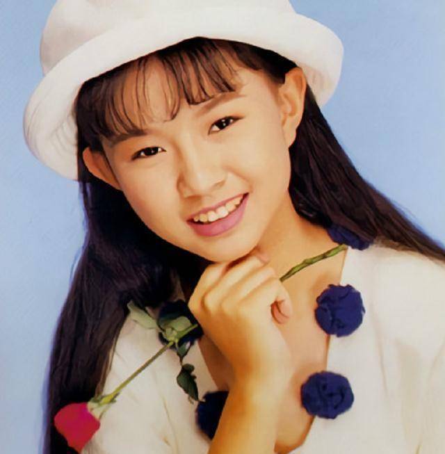 30年前唱《乡间小路》的童星卓依婷,消失20年,如今怎么样了?