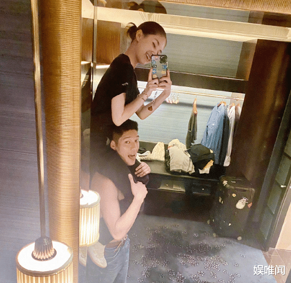 王子文晒照秀恩爱,无意曝光吴永恩的衣帽间,衣服整齐叠放很圈粉_俩人