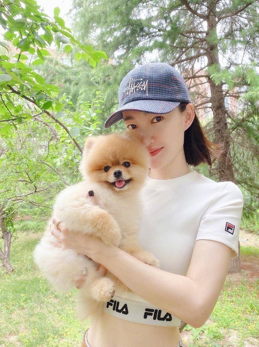 35岁王丽坤晒美照,扎丸子头"无脸肌"减龄,森林舞大长腿更迷人_短裤