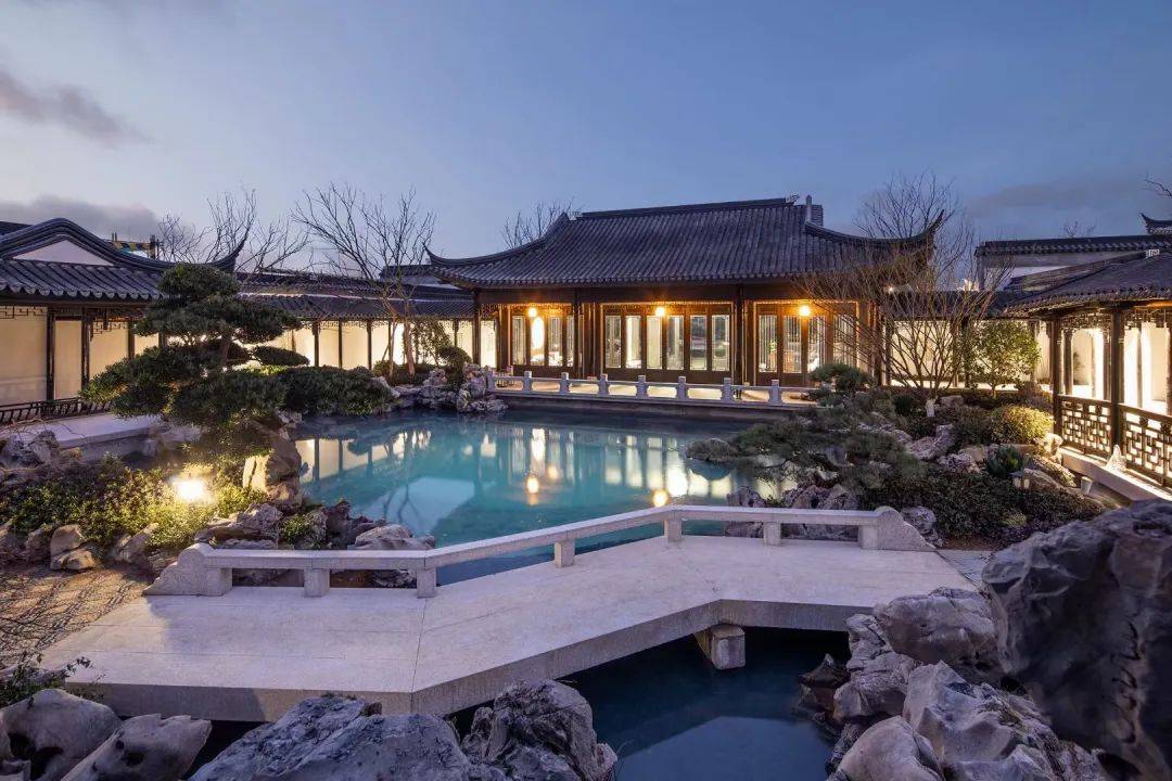 先祖者,类之本也;君师者,治之本也",上事天,下事地,尊先祖而隆君师,是