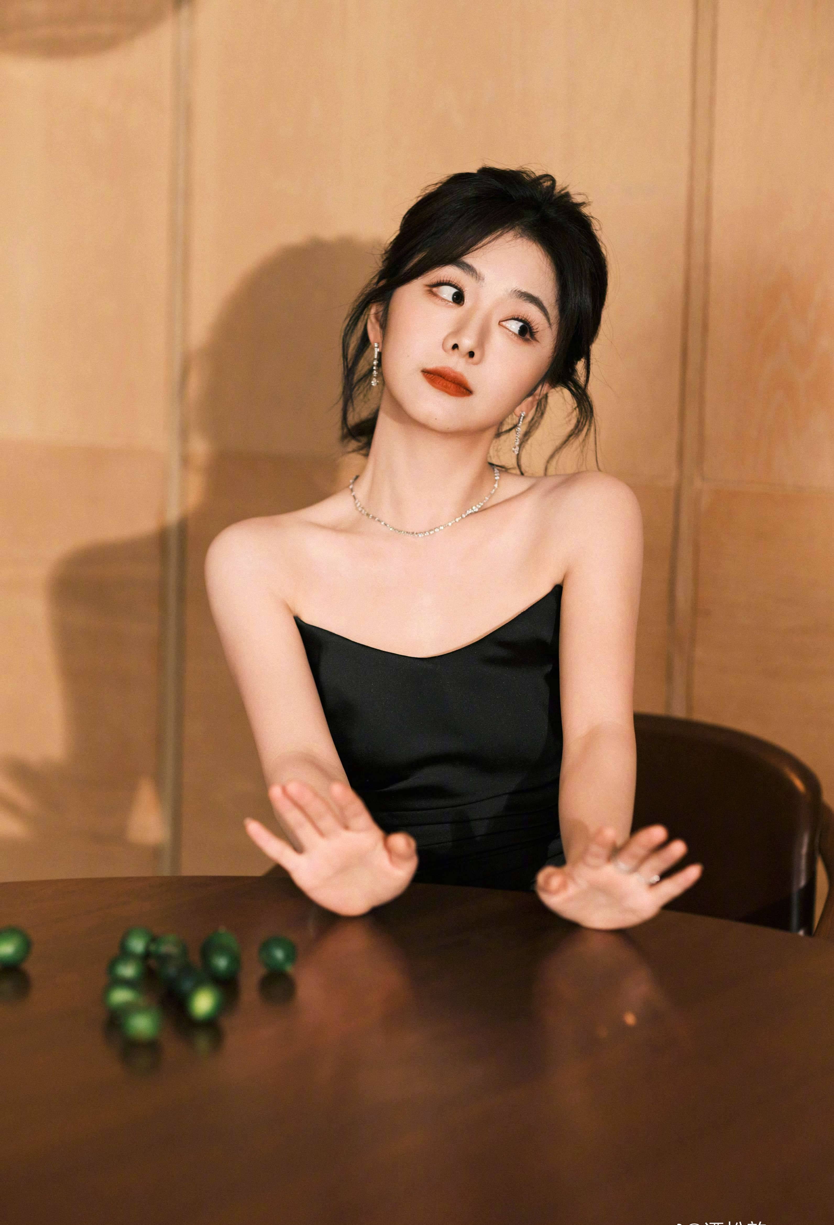 谭松韵黑色抹胸连衣裙俏皮可爱写真