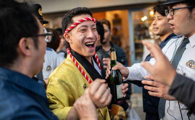 原创            同样20岁成人礼，日本年轻人庆祝场面温馨，韩国却情侣宾馆爆满！-日本人的成人礼是什么