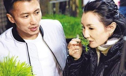 不可错过的经典:张曼玉骑单车活力十足,谢霆锋运动装跟车小跑_黑色