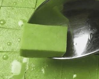 首先,婆婆就把菠菜清洗干净,然后放在榨汁机里弄成菠菜汁.