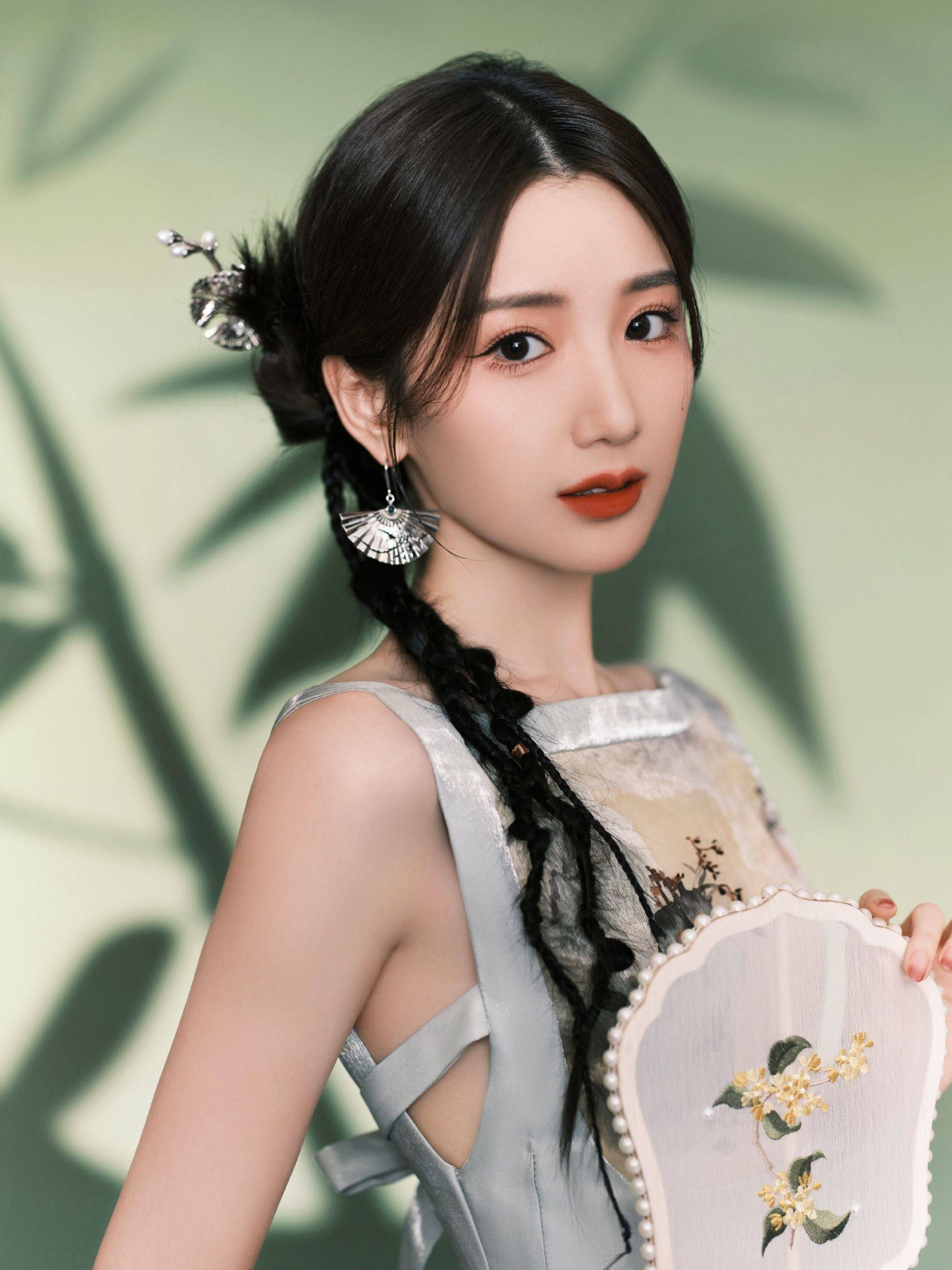 毛晓彤蓝色连衣裙美背性感写真_网友_时尚_不知道