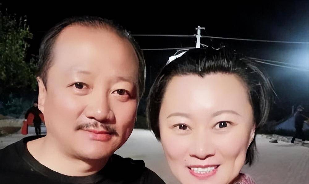 54岁谢广坤被前妻撕碎,被曝多次不忠,对三女所生的女儿不满意_唐鉴军