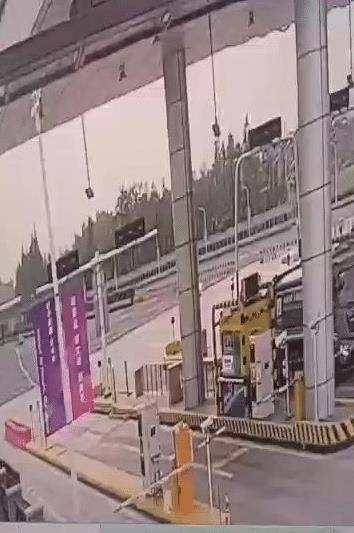 纯电车大众id4撞上石墩起火，3秒内大火吞噬车辆，烧死车上4人_搜狐汽车_搜狐网