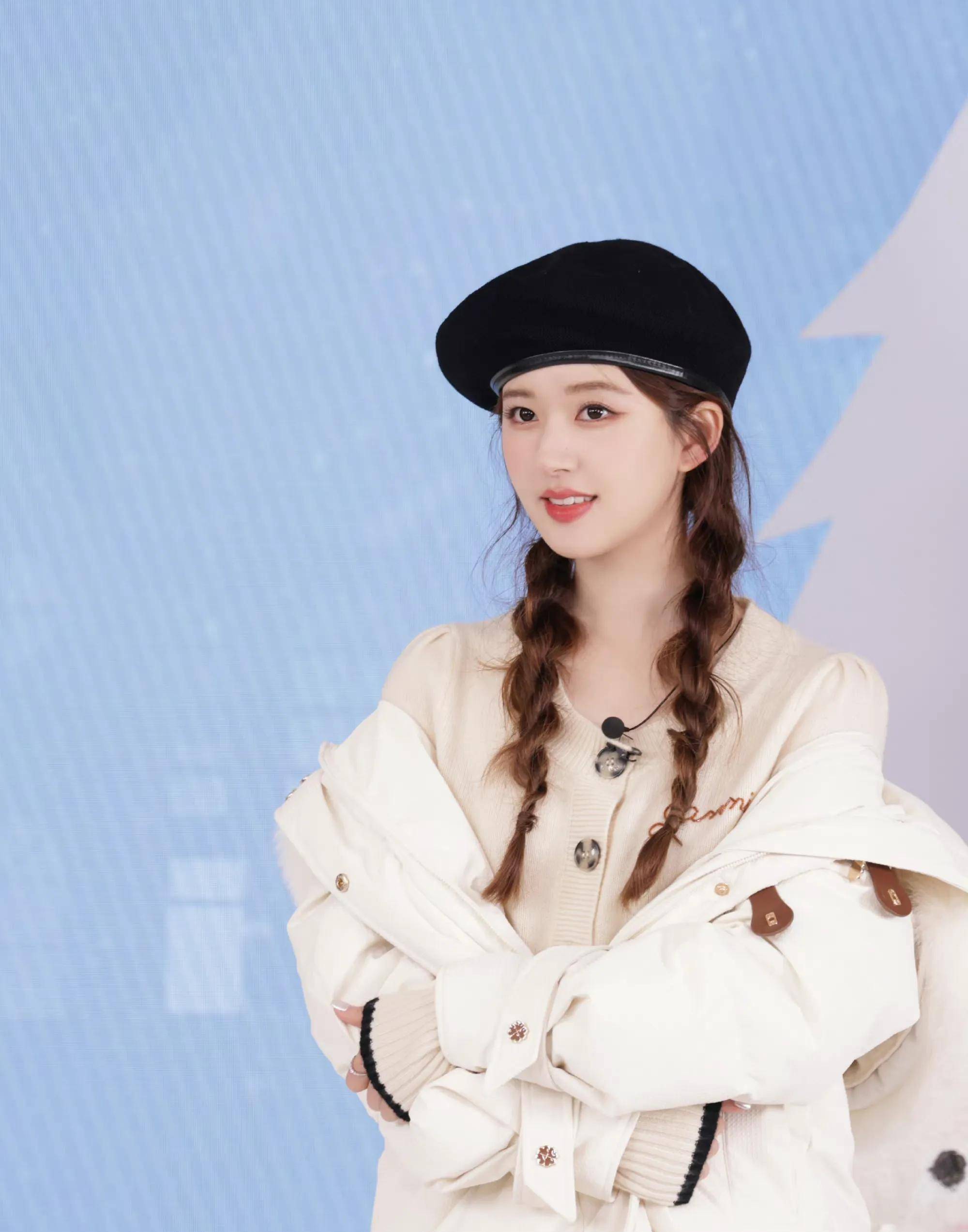 另外,赵露思应该为他的下一场比赛选择一套更好看的服装.