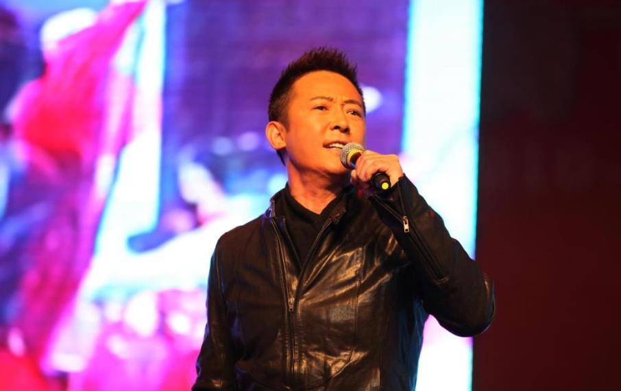 汪正正女儿考入国外音乐学院,晒全家福庆祝,女儿科技脸引发热议