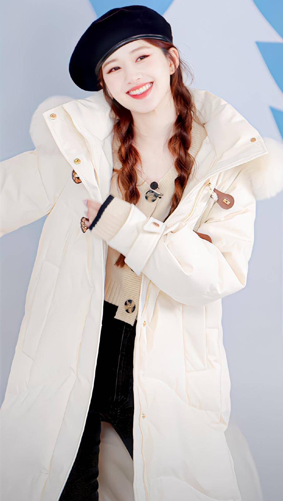 赵露思出现在出镜中,身穿白色羽绒服搭配黑色窄腿裤,现实中显得又瘦又