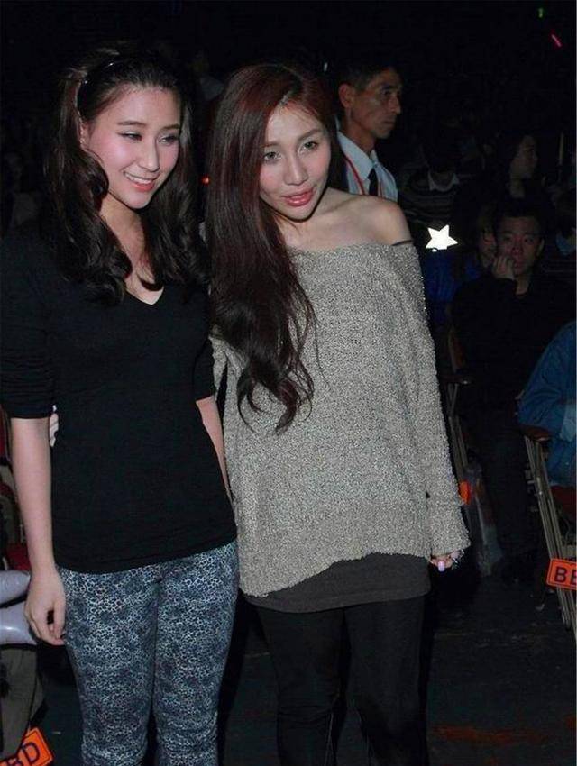 30岁的何超盈与小一岁何超莲不止一次出席活动,都还没生女孩时的她