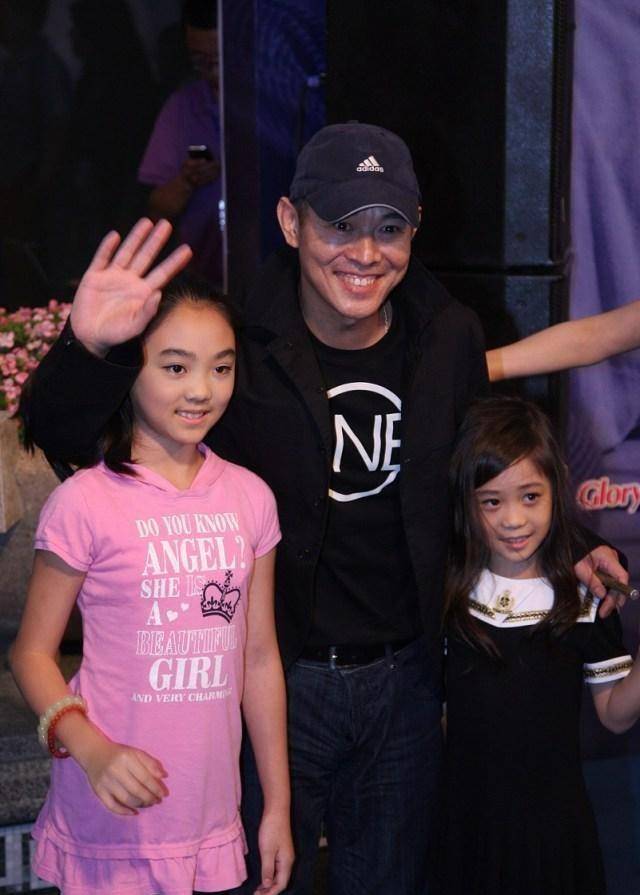 原配与女儿颠沛流离黄秋燕在离婚之后带着两个女儿生活,在美国为了