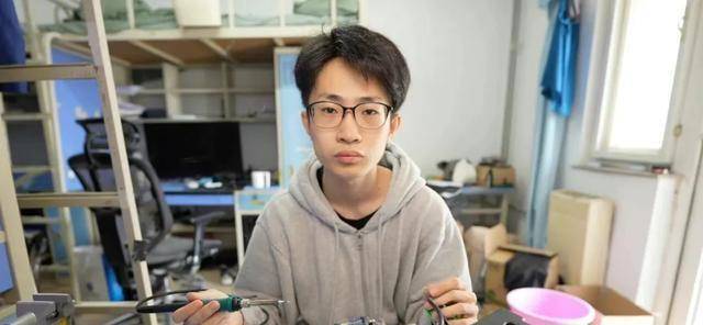 毕业后的何同学,从千万up主到综艺观察员_视频_平台_什么