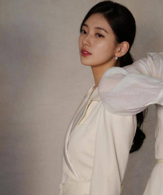 画报一般的清爽穿搭就要学裴秀智!