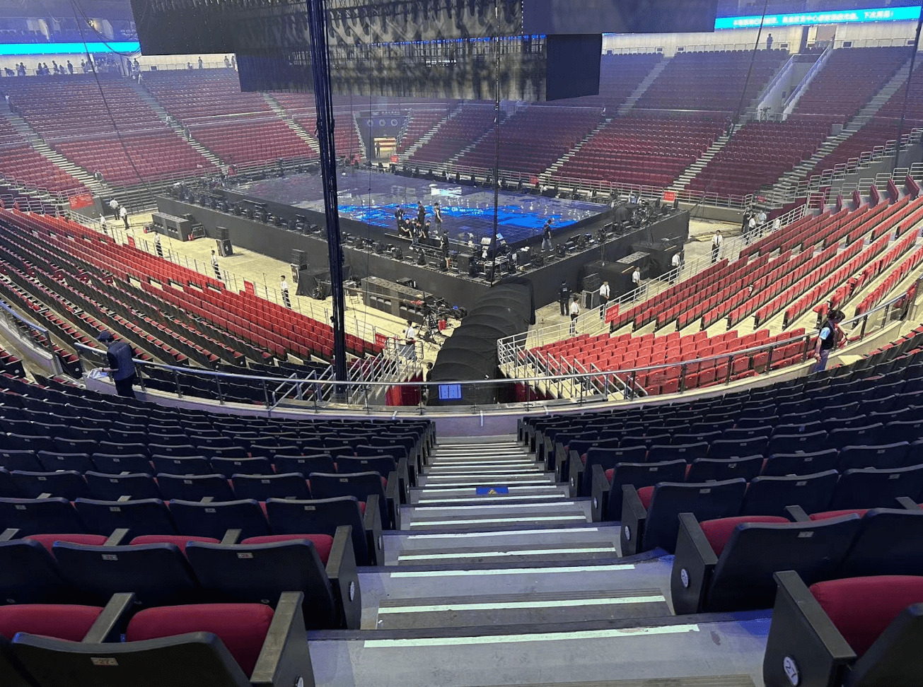 鹿晗北京个唱歌迷自发性执走垃圾 网民大赞偶像品格影响粉丝_演唱会