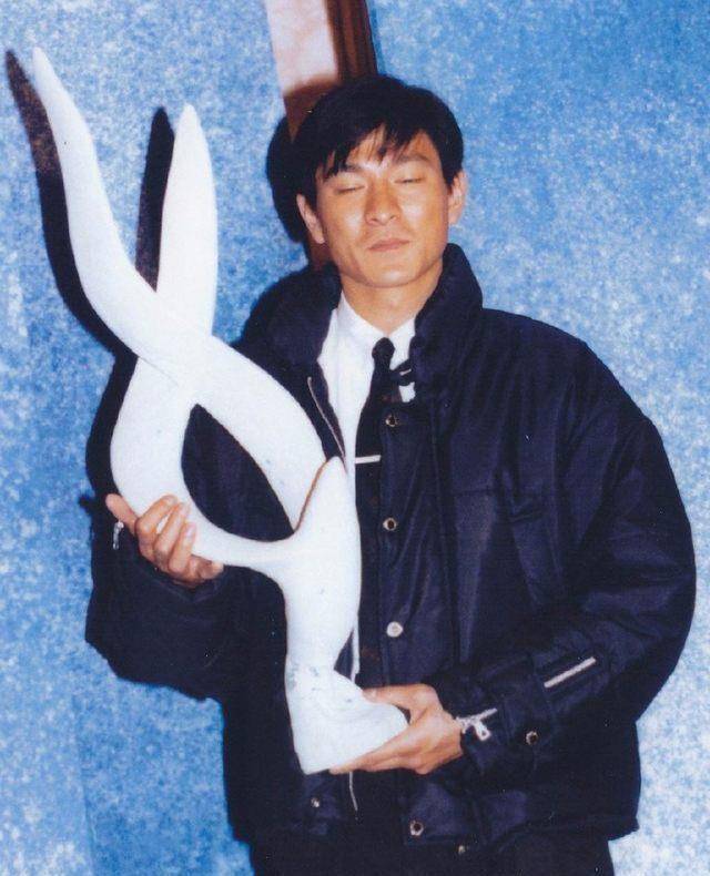 曾经年少爱追梦,一心只想往前飞的刘德华,珍贵旧照回顾