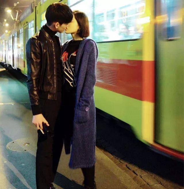 随后二人来到早已等候多时的座驾边,迅速乘车离开了张翰所住小