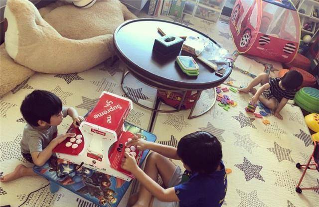 陈若仪带双胞胎玩,凯凯玩字母游戏唱歌,唱完歌拍手给自己鼓掌_jenson