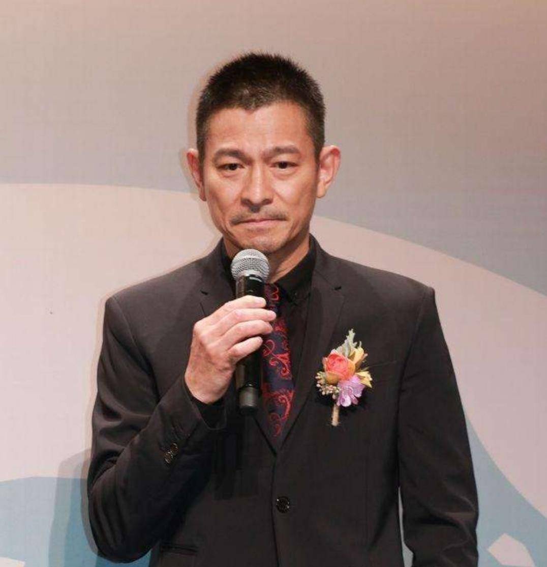 59岁刘德华再拍激烈打戏,体能大不如前,3年前坠马致骨盆碎裂_毁灭性