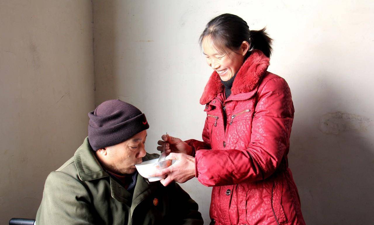中国好媳妇:丈夫高位截瘫,公公瘫痪,婆婆白内障,她却不离不弃_伏霞