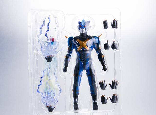 托雷基亚奥特曼shf手办实物测评完美还原原作可玩性颇高的老托_方面