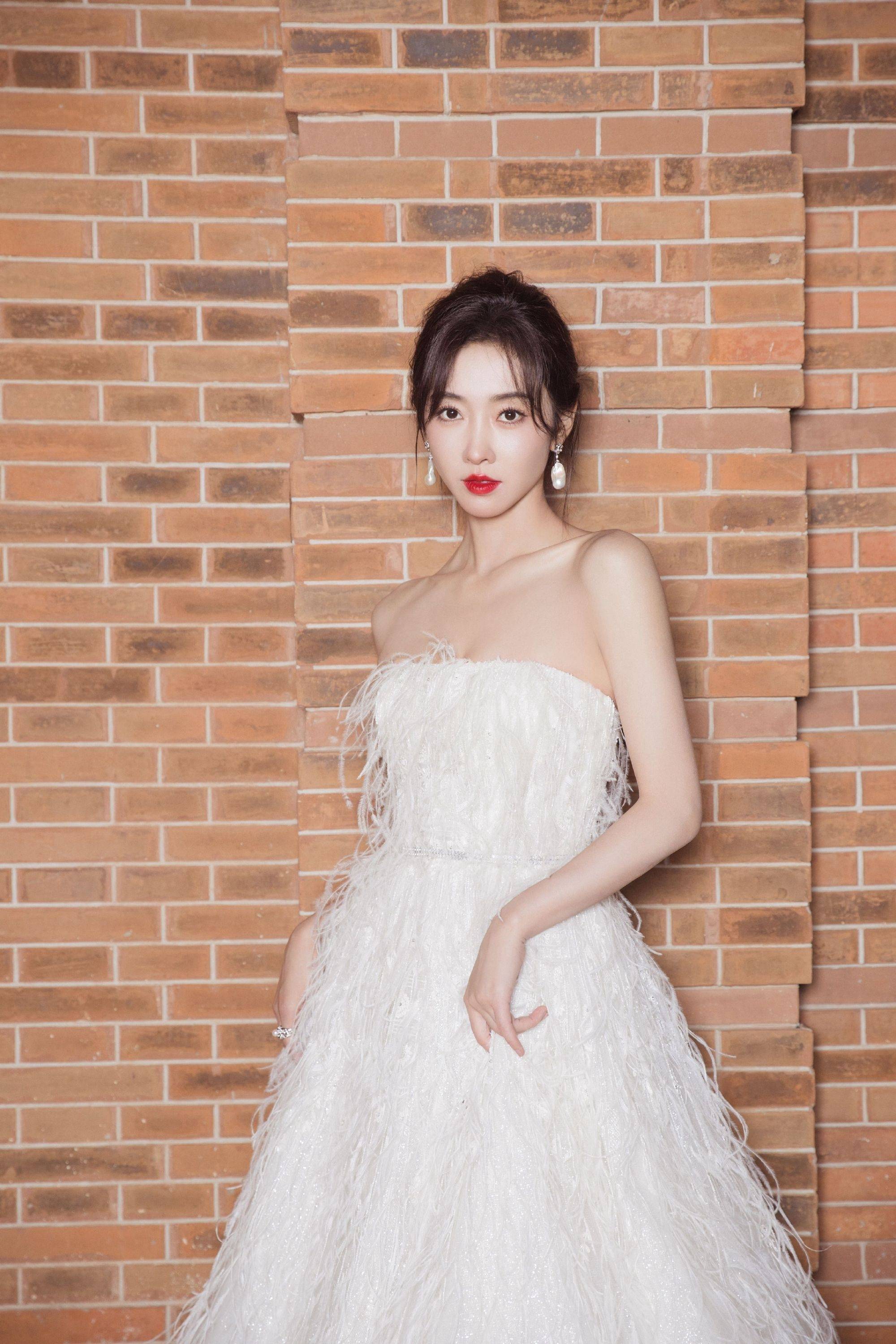 宣璐白色抹胸连衣裙优雅时尚写真_披肩_长发_气质