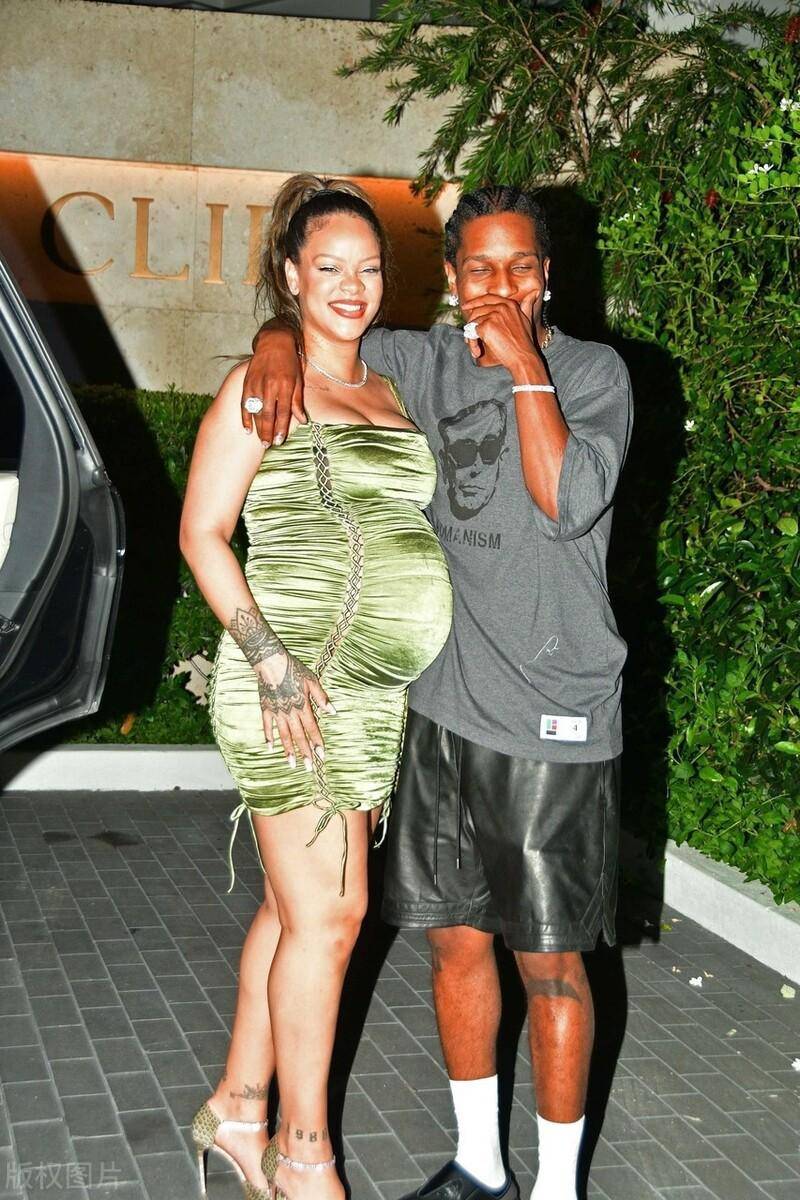 天后蕾哈娜和男友大秀恩爱,脸颊吻超甜啊,神仙爱人羡煞旁人!