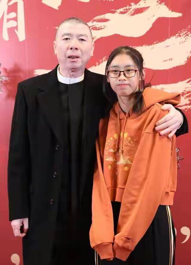 冯小刚罕见带养女出席活动,16岁徐朵扎马尾好清纯,神似养父_少女_优势