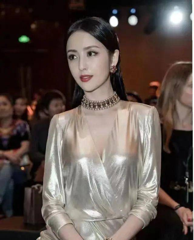 佟丽娅离婚后更大胆,穿透视裙身材丰腴,39岁更有韵味_时尚_裙子_气质