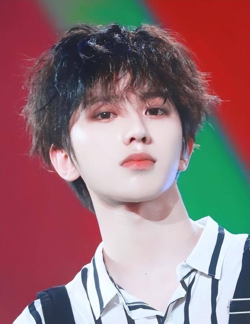 1998年出生的蔡徐坤,今年刚25岁.