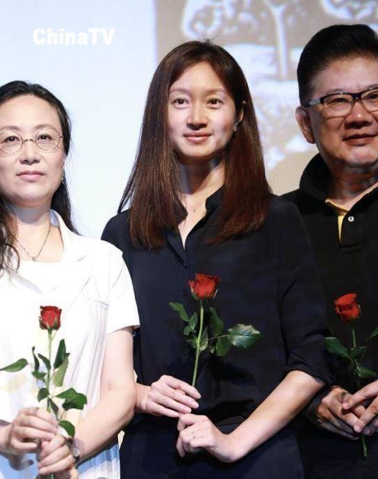 之前网上爆料了一张沈佳妮在机场的照片,从照片里看她像是怀孕了一样