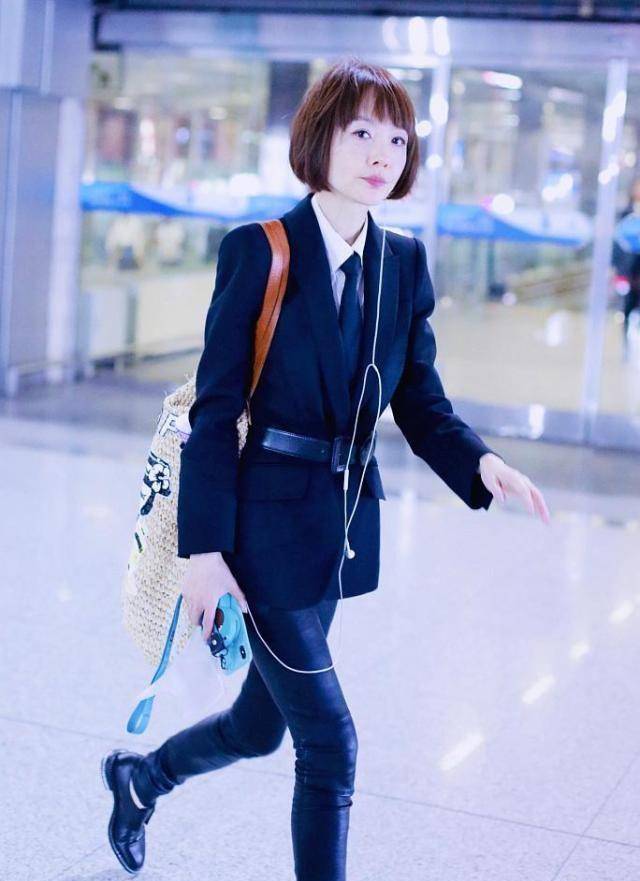 49岁鲁豫染亮眼发色,穿西装配皮裤秒变"竹竿人",瘦到让人心疼_造型