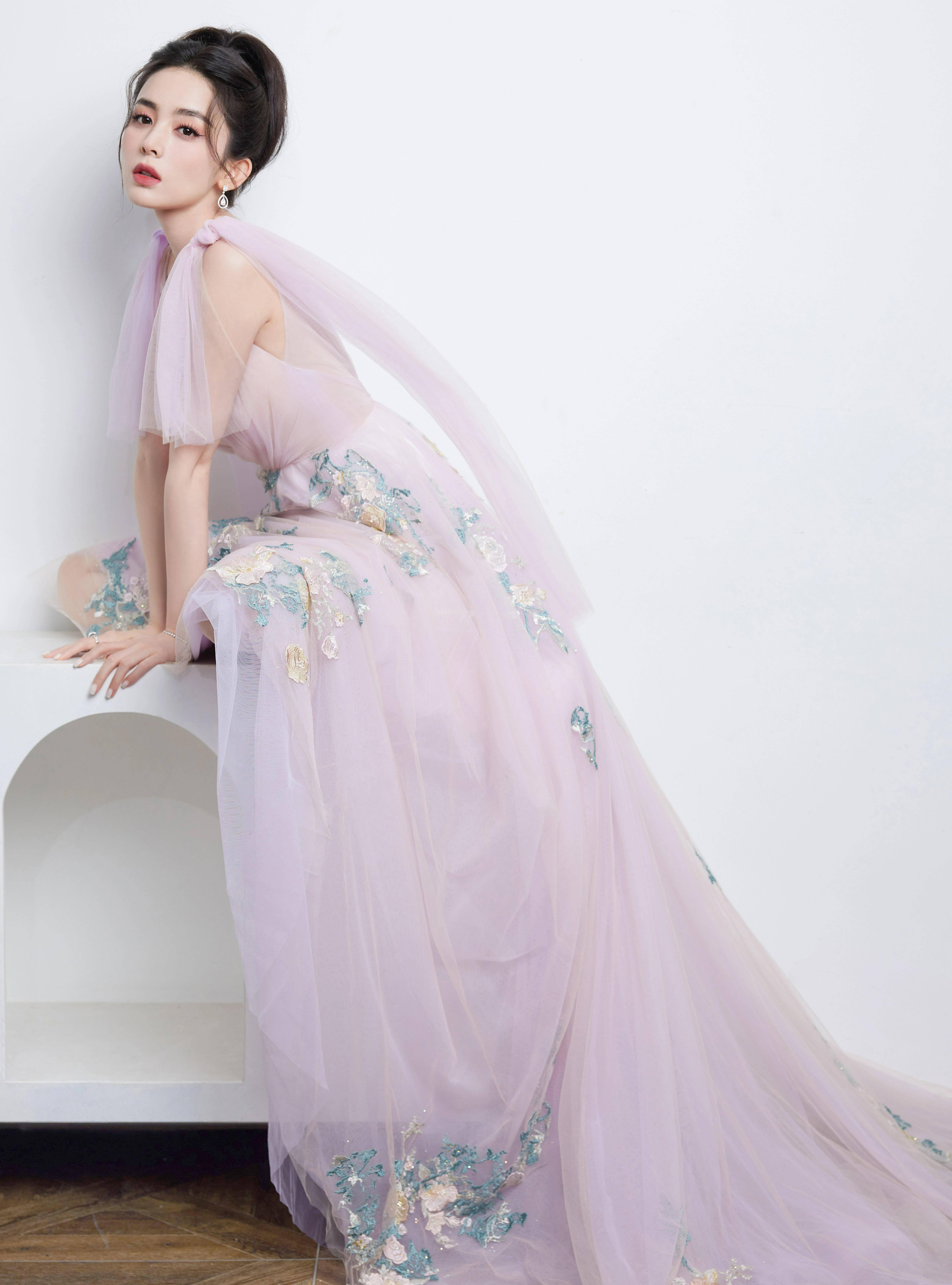 古力娜扎紫色时尚连身礼裙的薰馨梦境,美目流转,裙摆轻飘