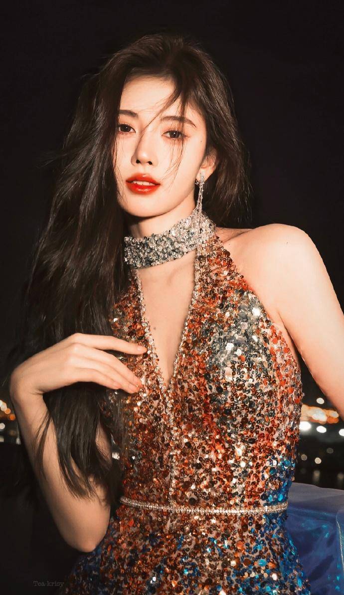 鞠婧祎深v亮片裙走红毯,被赞全场最美!