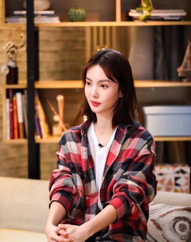 28岁金晨换新造型,摩卡波波头短发搭格子衬衫白t恤,少女感十足_发型