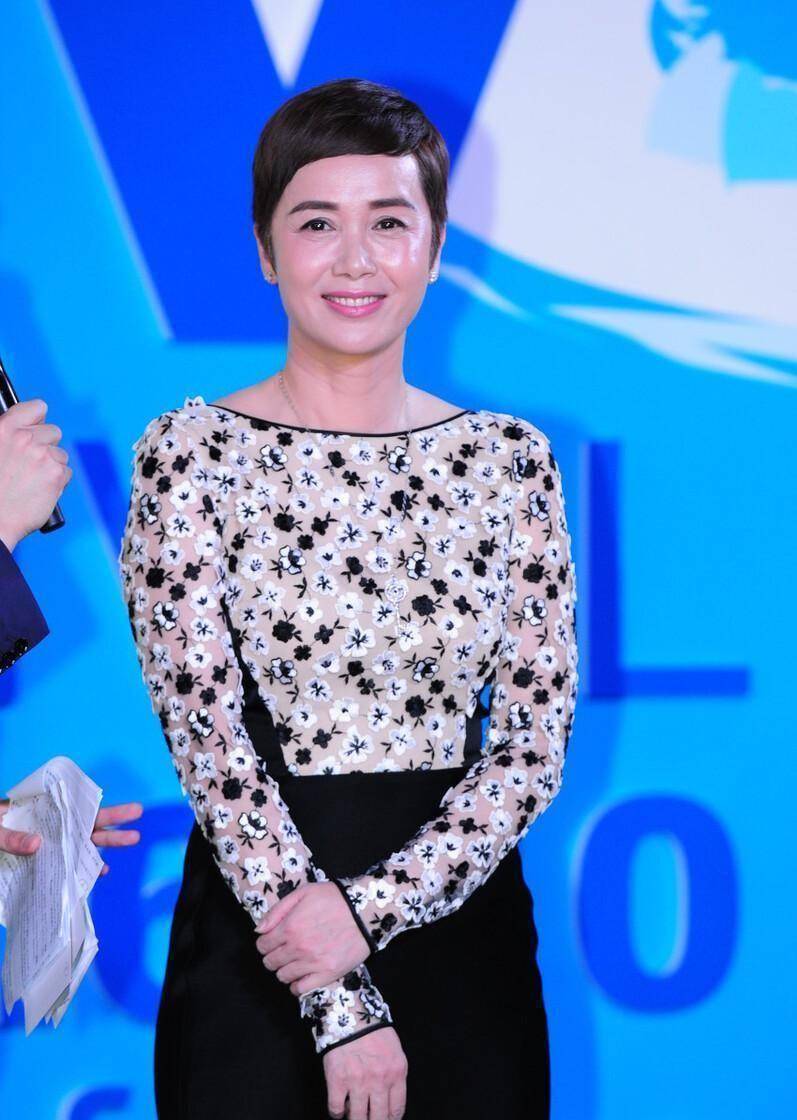 54岁蒋雯丽太优雅,穿黑色时尚礼服身段窈窕,不输32岁外甥女_造型_气质