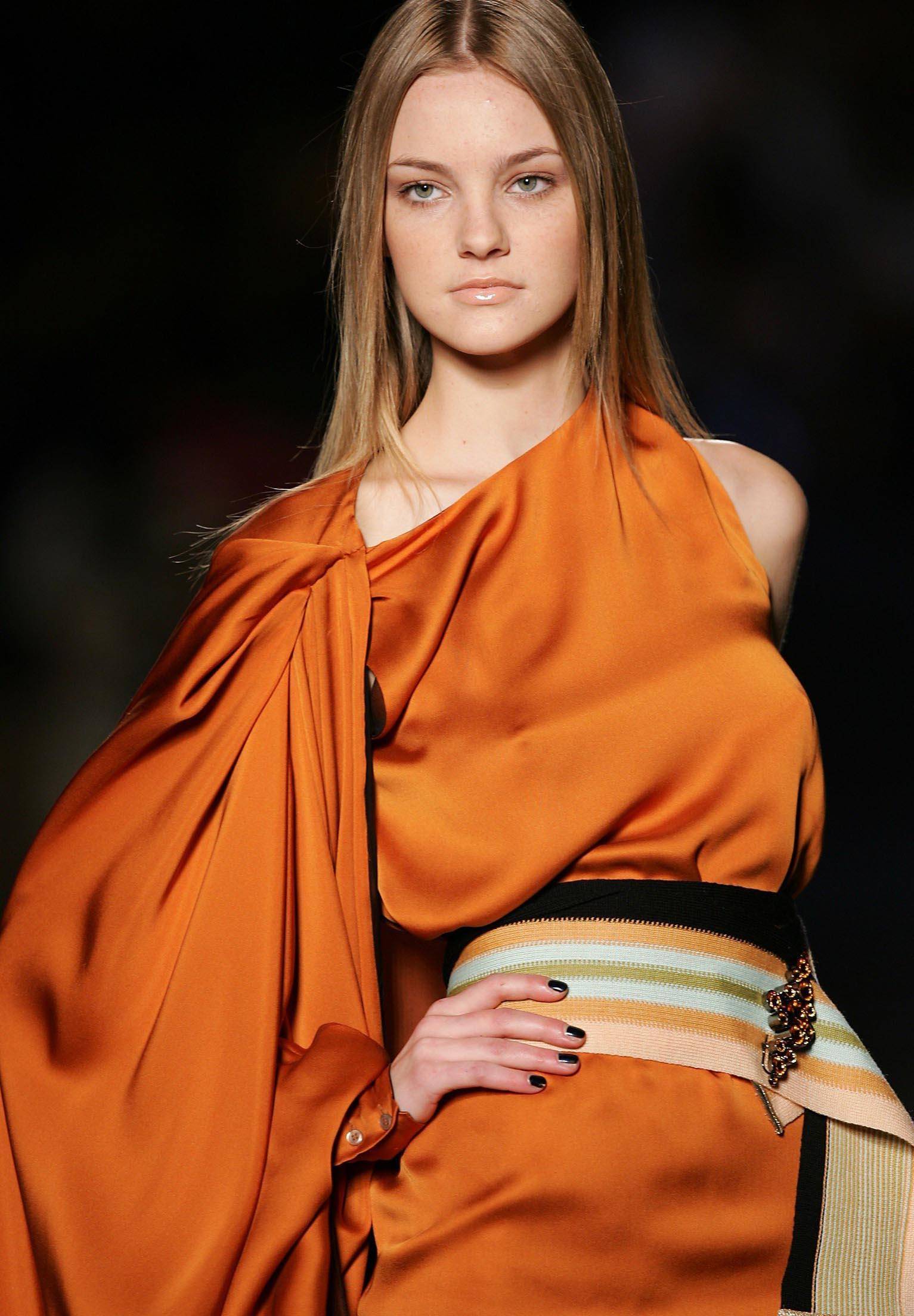 她气质绝妙,身材魔鬼,才华横溢,美丽动人,巴西超模卡罗琳·特提妮