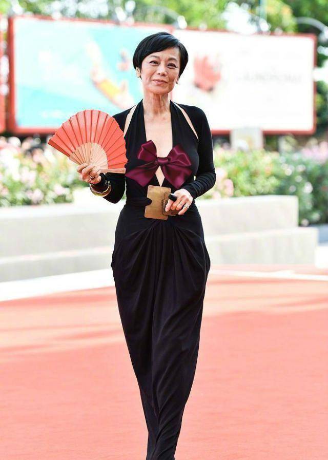 66岁张艾嘉威尼斯走红毯,深v领黑裙秀好身材,满脸皱纹太真实_造型