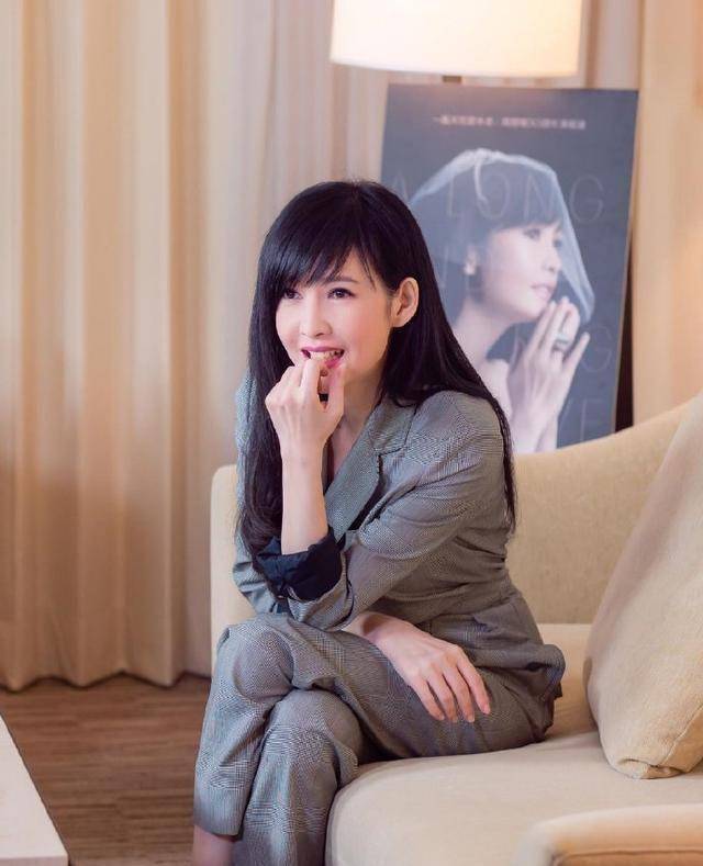 52岁周慧敏近照曝光!再一次展现了吃了防腐剂般的美貌_倪震_什么_婚姻