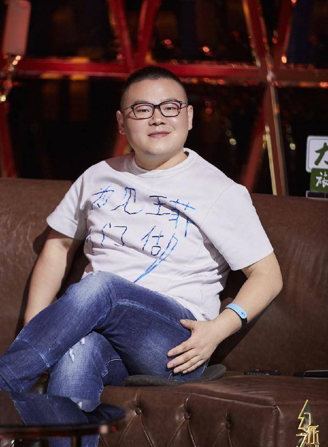 《幻乐之城》岳云鹏见到王菲直接腿软了,脱掉衣服露出8个字亮了_何炅