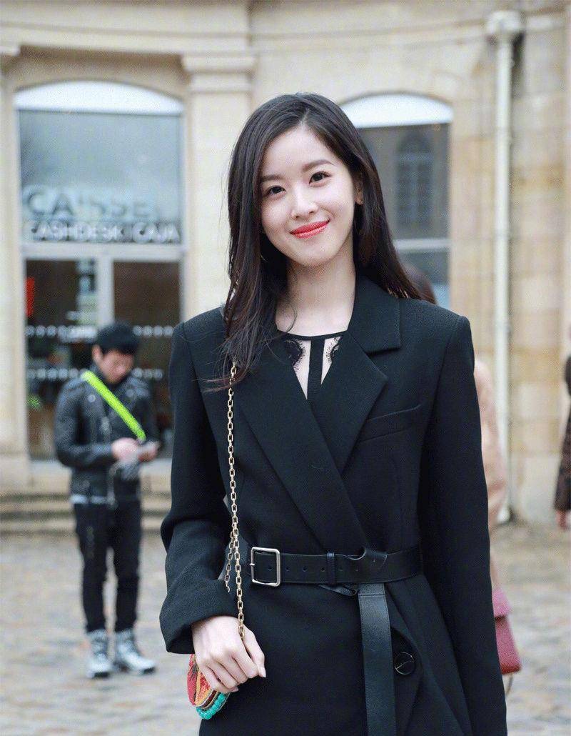 27岁章泽天出席宴会坐主桌,瘦得只有70斤,又白又美不输女星_气质_网友