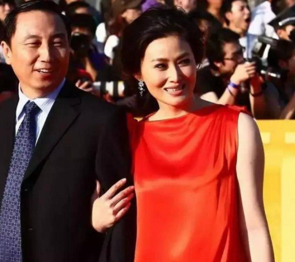 王思懿:26岁因演潘六姐爆红,为爱闪婚闪离,如今50岁却孤身一人_丁海峰