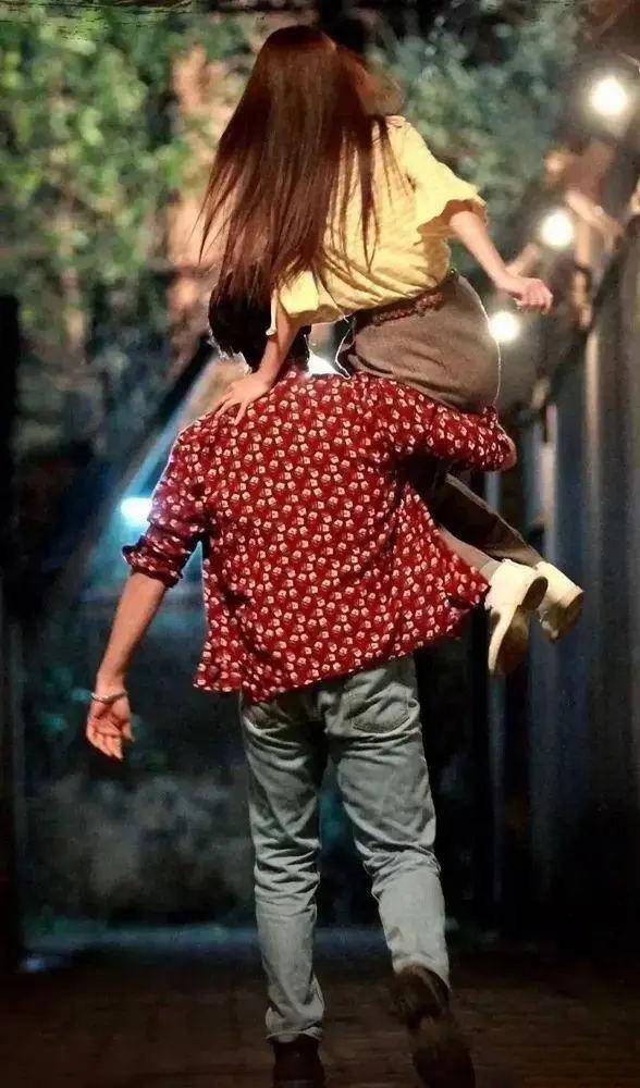 秦岚44岁被公主抱,惊艳亮相,蜜桃臀成新时尚指标_臀部_好身材_网友