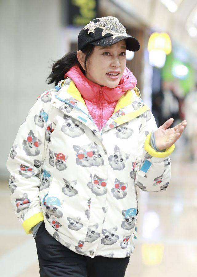 64岁刘晓庆近照脸部皮肤松垮法令纹显露穿猫咪外套可爱十足_武则天