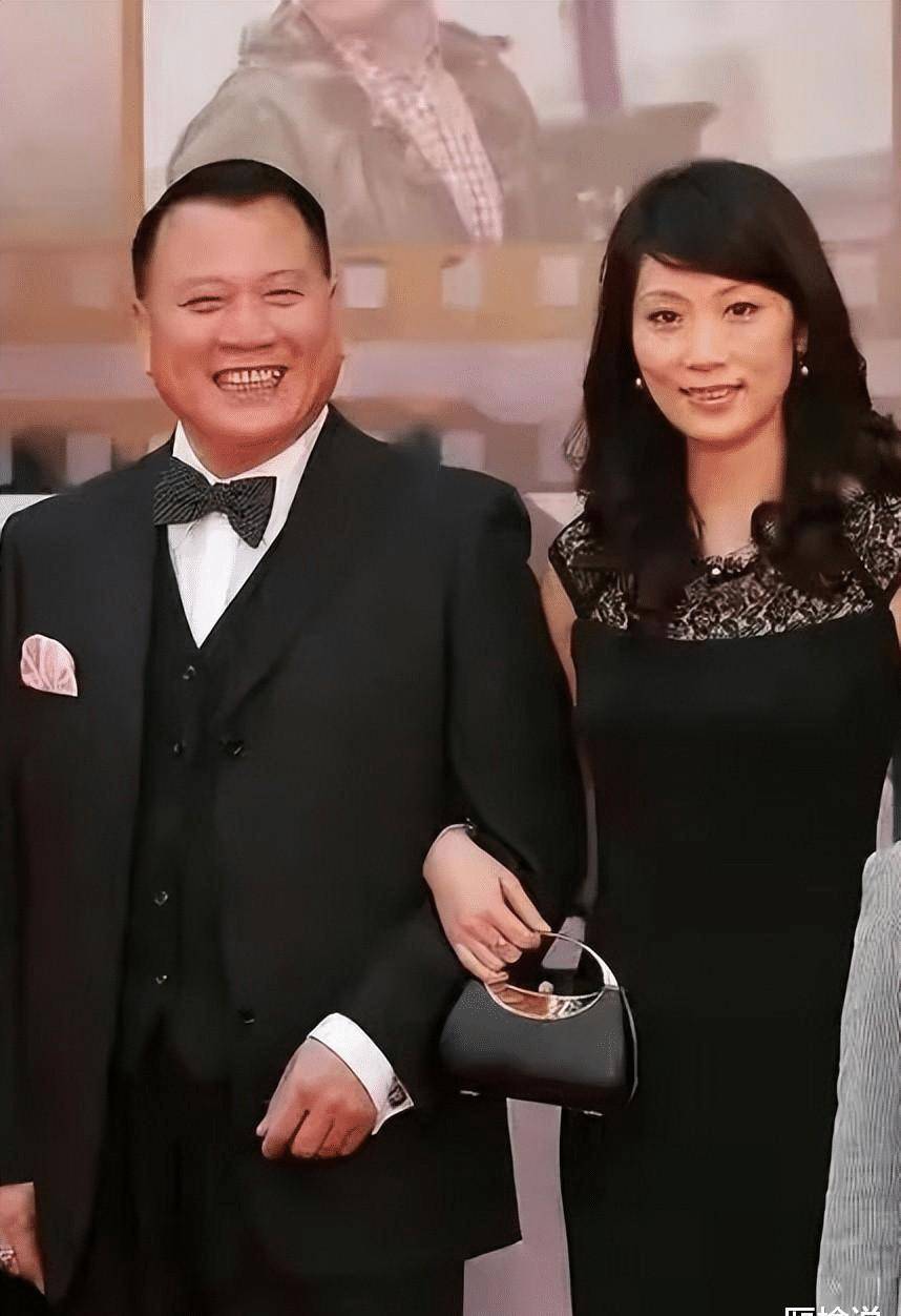 万梓良一家三口亮相!