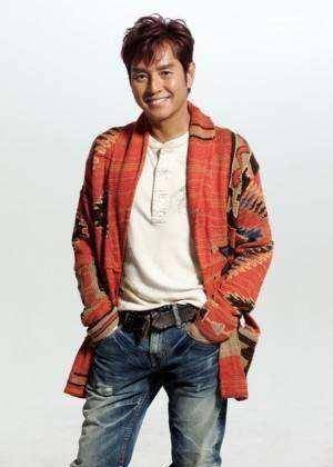 70岁谭咏麟近照,暴瘦到两颊凹陷锁骨凸出,婚内与小22岁粉丝生子_锻炼