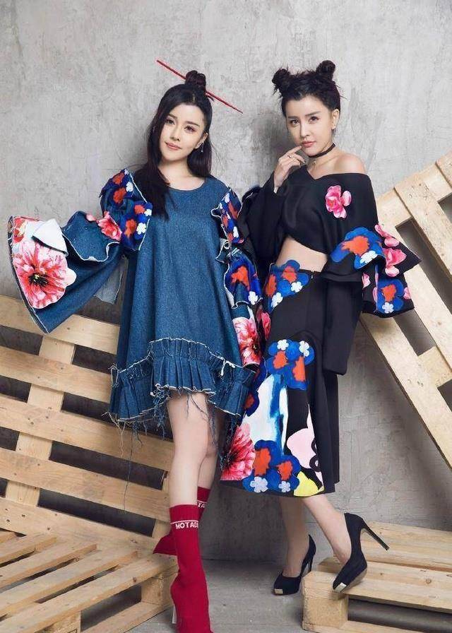 by2姐妹再变脸,双胞胎越来越不像_照片_进修_小时候