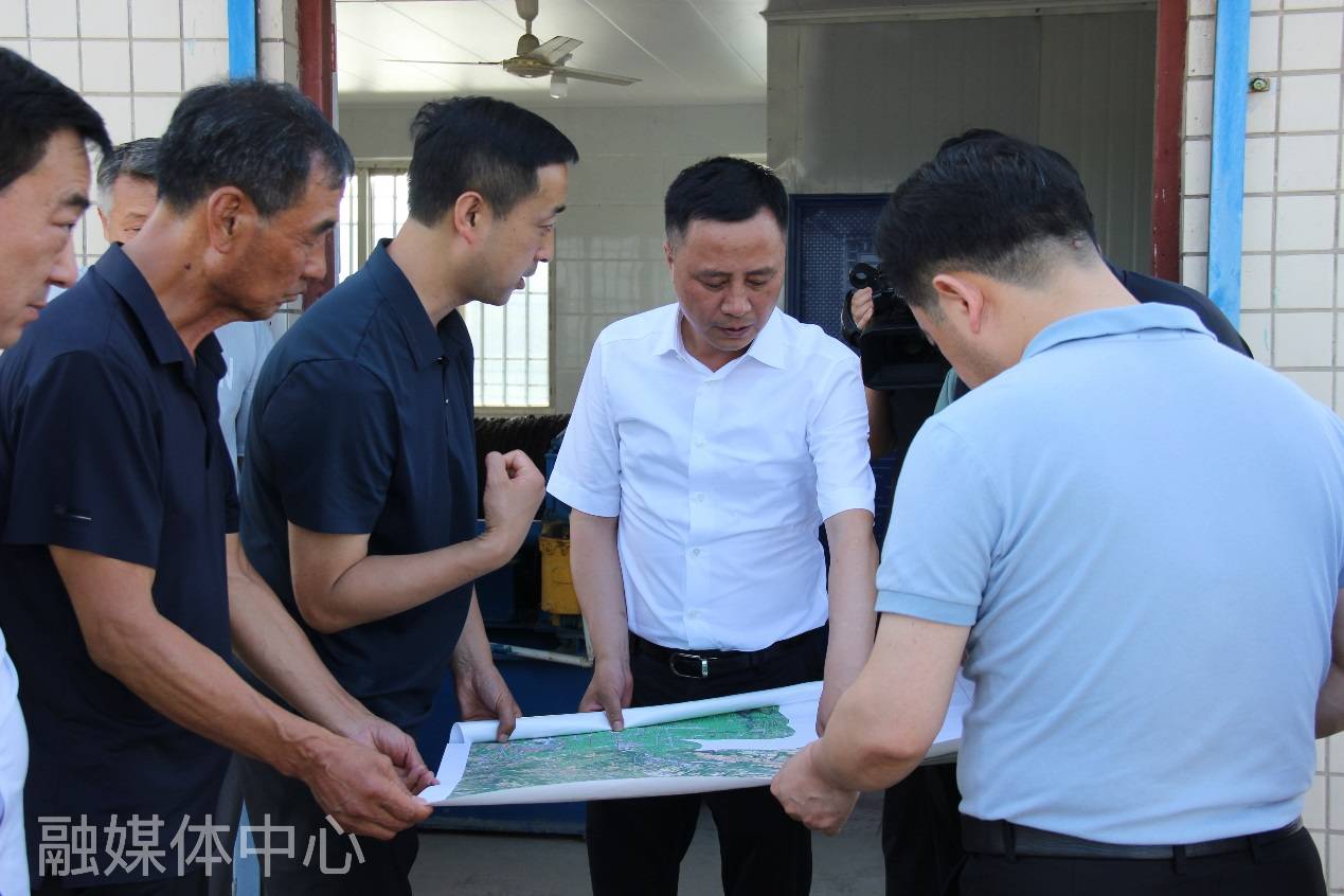 杨红刚先后对西郊水厂建设现场,大程镇王店桥改造工程,鲁桥镇峪口村