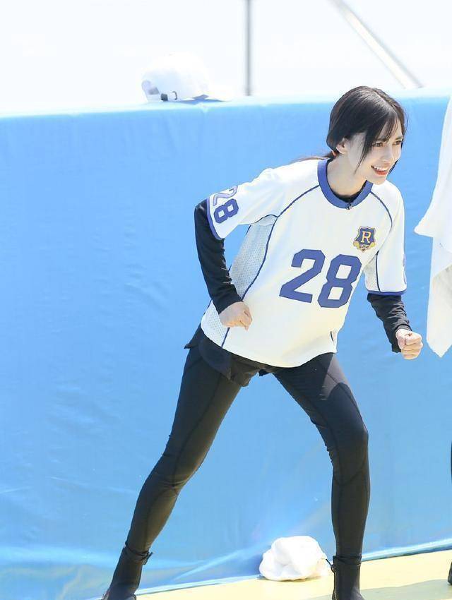 angelababy跑男节目中新发型靓丽显眼,黑长直发造型宛如女大学生_女神