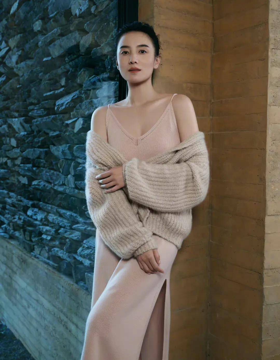 电视剧《盛装》曝光了一组演员宋佳游泳的片段,41岁宋佳保养到位,身材